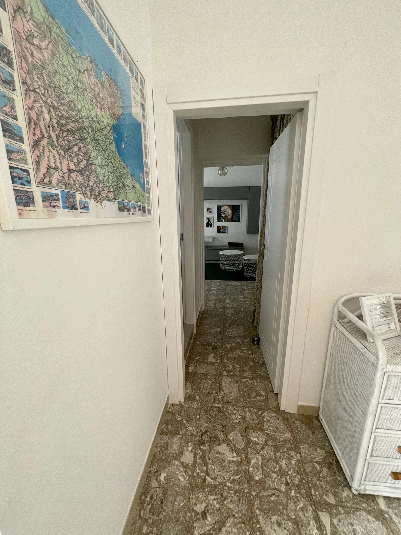 Corridoio con mappa del Gargano